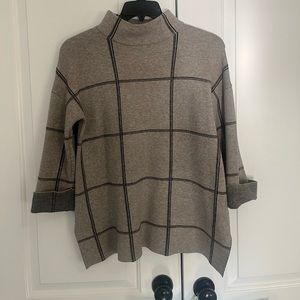 Tahari mock neck pullover sweater in size Medium. Gray and navy.